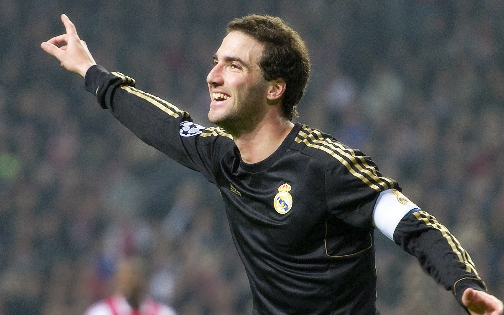 开云kaiyun-“尼古拉斯·桑特基的精准控制与高效进攻，助美洲狮队占领世界赛场”